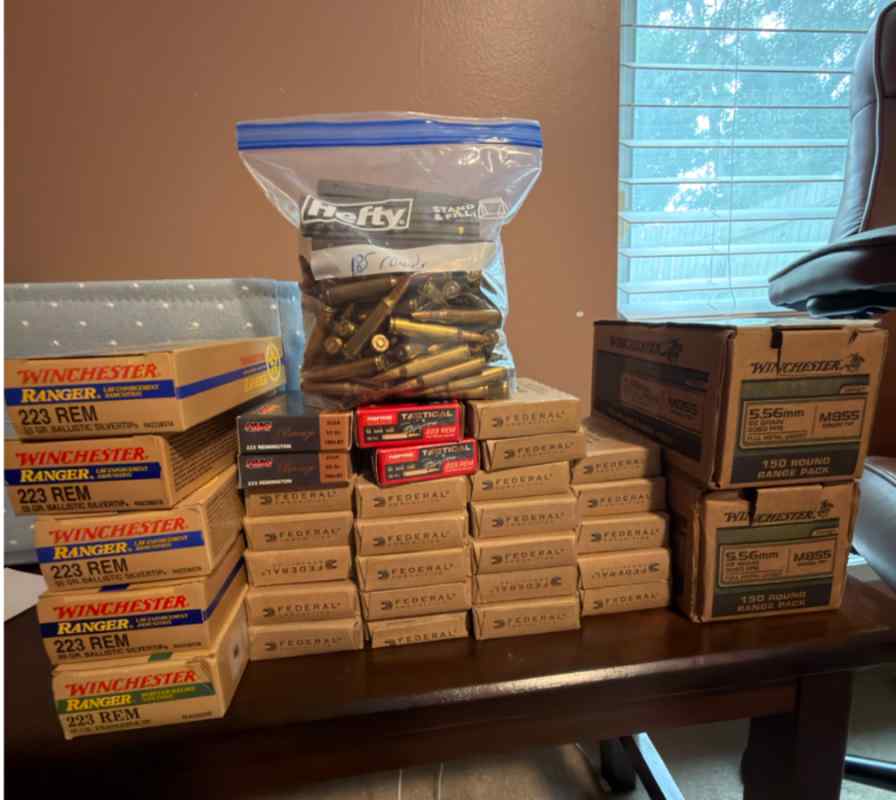Assortment of 1,075 rounds 223/556